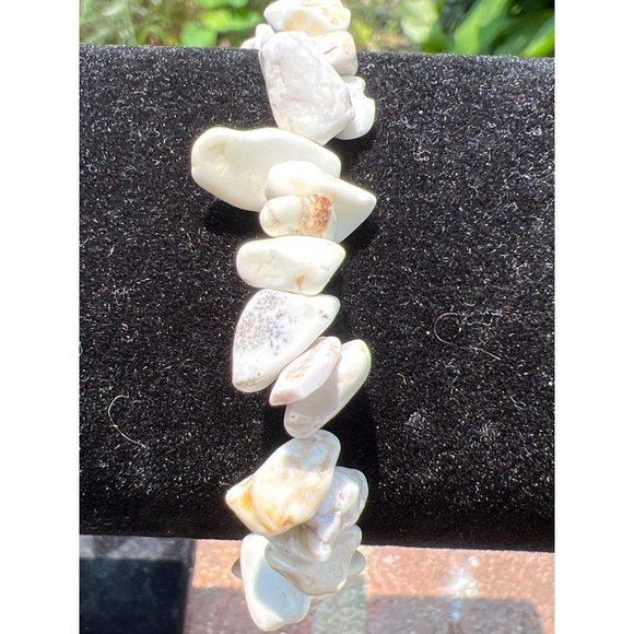 White Agate Chip & Nugget Stretch Bracelet -- 7.25" - Picture 3 of 6